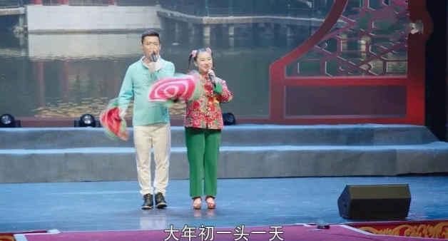  「表演」丫蛋和丈夫最近同场表演，已被他人浪漫求婚，小鹏飞不吃醋？