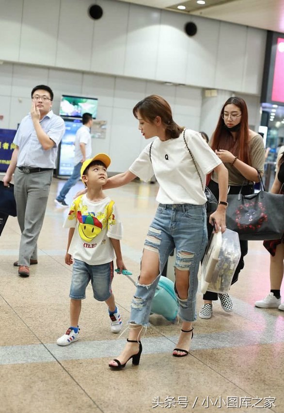 叶一茜身穿夸张破洞牛仔裤，网友:显得腿太粗了!