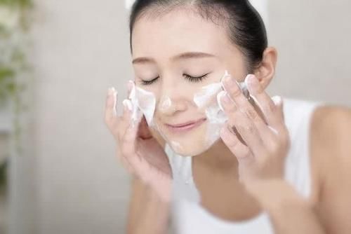「女生」女生洗脸时,少犯这5个“错误”!皮肤容易变差,还加快毛孔粗大