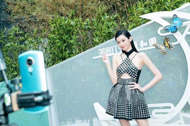 超模奚梦瑶终于不穿亮片裙,换上一身“暗扣”裙,更惊艳了!