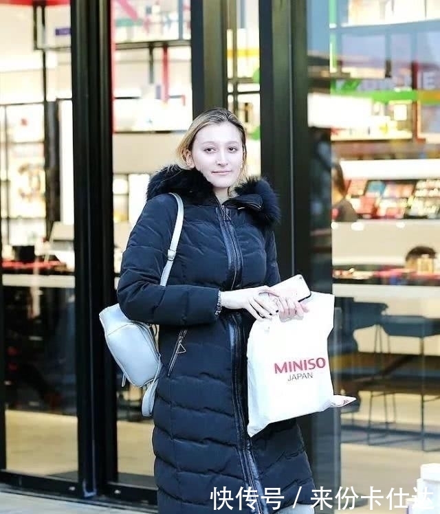 「羽绒大衣」长款羽绒服美女,不仅温暖,而且漂亮