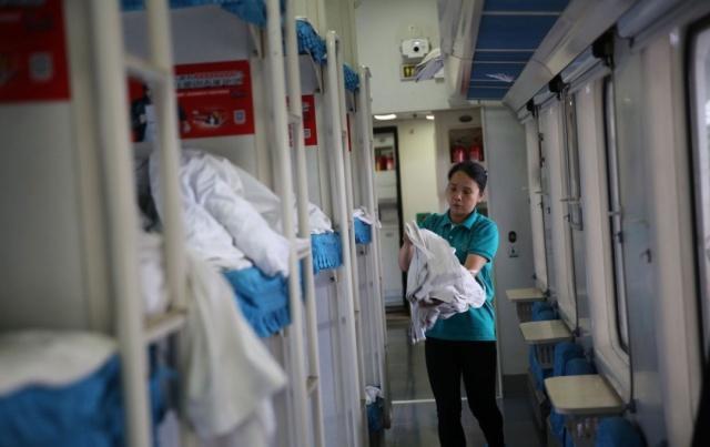 乘务员提醒：乘坐火车卧铺时，睡觉最好不要头朝着窗，不然会吃亏