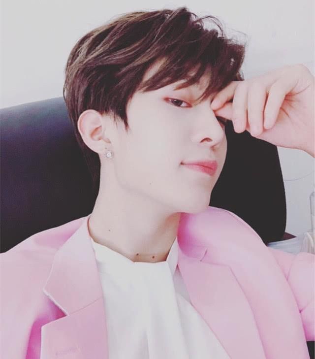 范丞丞亮相活动,化浓妆,涂口红,时尚感和其他男生不同!