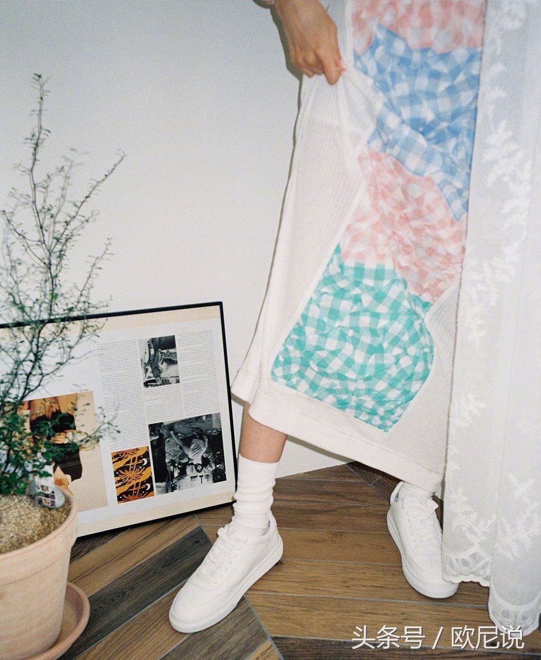 林允儿时尚照7张有3张是腿，网友:真羡慕凭腿就能出镜的人!