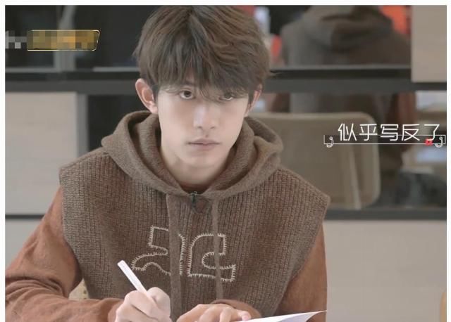 #样式#易祥千玺写出“盆友得话”，细心见到他的字体样式后：不愧为是学神出生