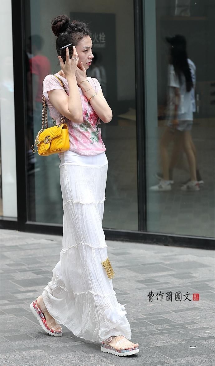 街拍:新潮服饰让美女更加高大上