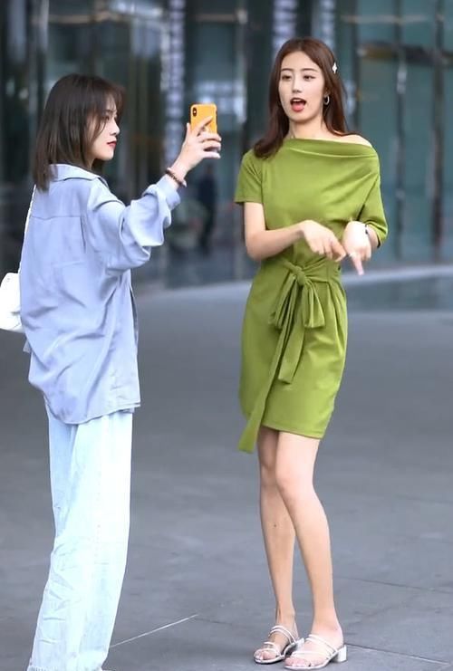  『美女』美女打扮女人味十足，清纯摄影助理亮了，刚高考完的学生吧？