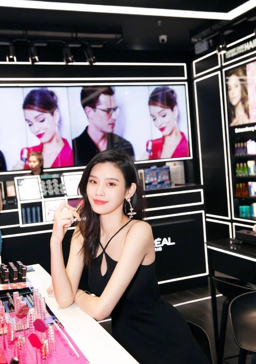 超模奚梦瑶真的是“吊带女王”，身材好得没话说，网友:美中不足