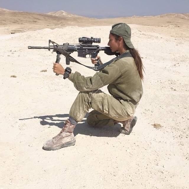 大街上身穿比基尼的美女，但是身后却背着枪，因为她们都是女兵