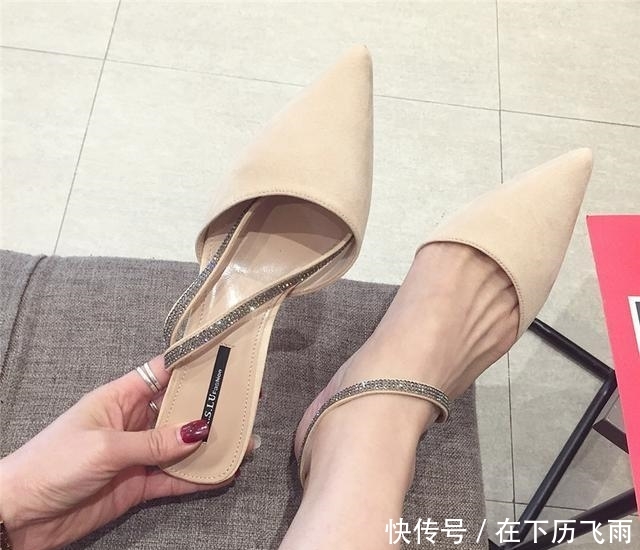  『漂亮』越是漂亮女人越爱穿细高跟鞋，如此大步流星的走，厉害了