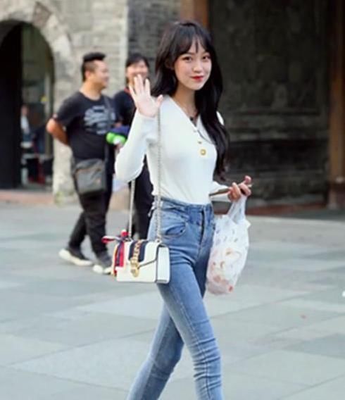  『面带微笑』街拍面带微笑的美女，一件黑色的上衣配黑色短裙，时尚美丽大方
