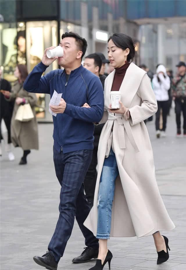  『位美女选择一』春天逛街，时尚姑娘选择一双好看的高跟鞋，粗跟还是细跟的好看