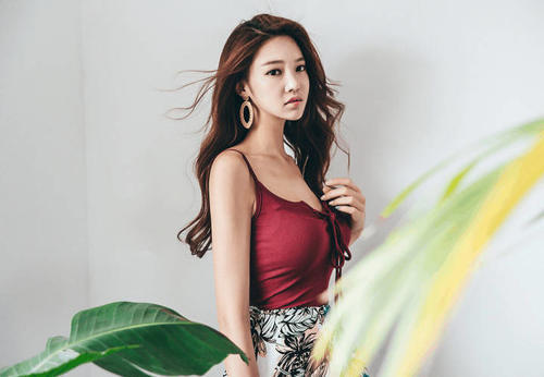 时尚街拍,紧身吊带美女,勾勒出曼妙曲线,迷人气质人见人爱