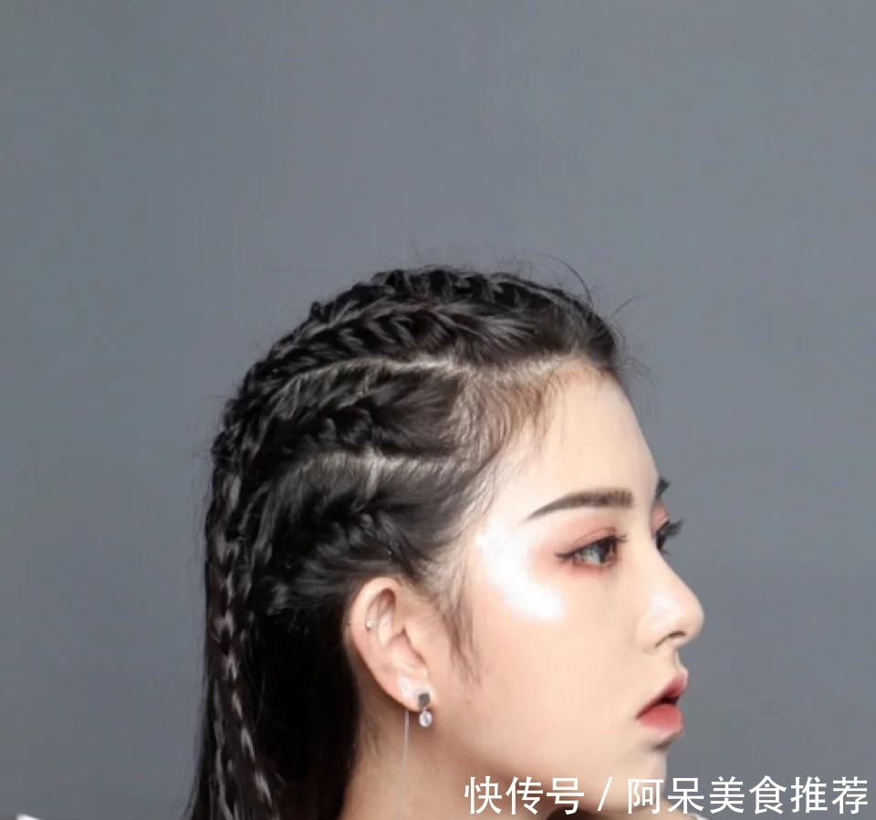 影响■这款发型很多女生都爱扎,难怪发际线上移,发质也越来越差!