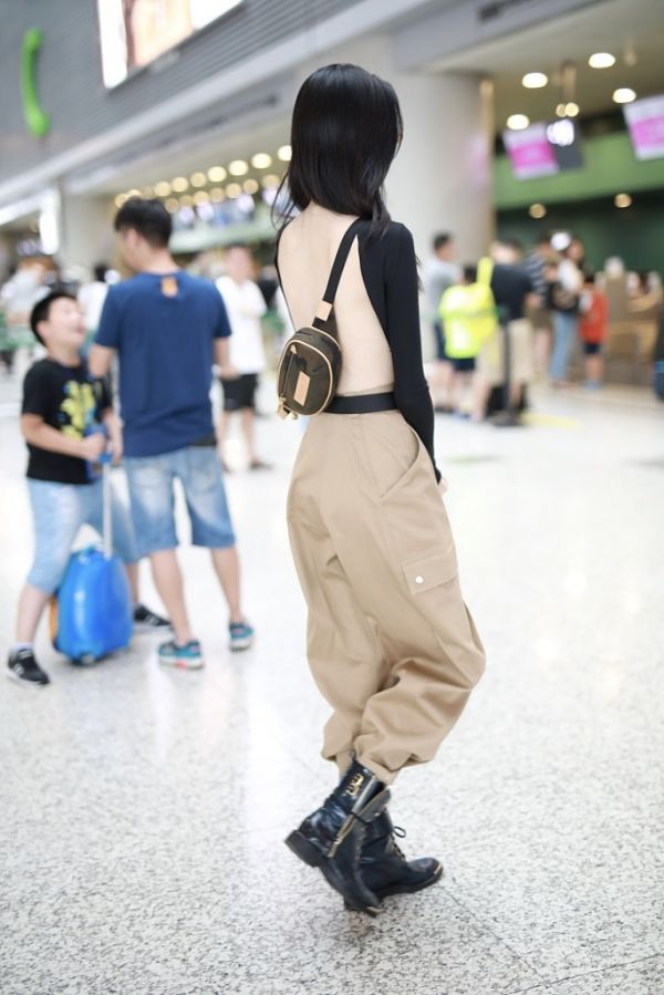 奚梦瑶机场性感大露后背 造型酷帅似女特工