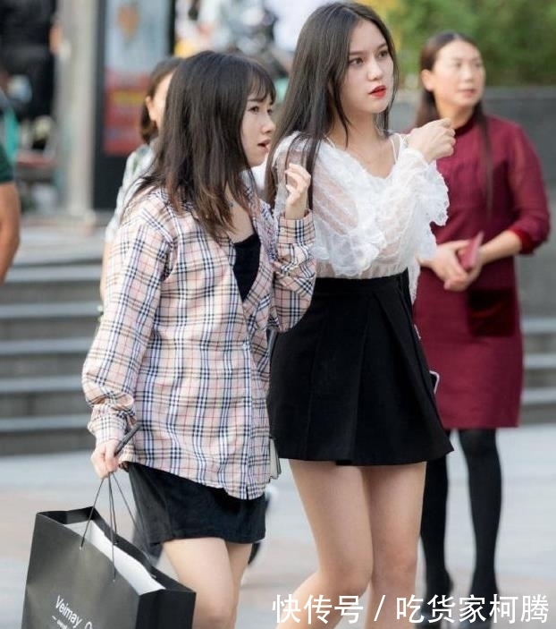 #美女#美女街拍:婀娜多姿的小姐姐,青春活力的打扮,时尚有型!