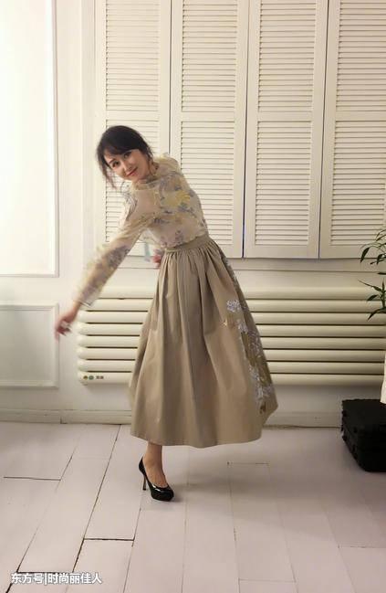 “高小琴”一袭深V裙看呆“侯局长”，网友直呼：注意你的身份啊