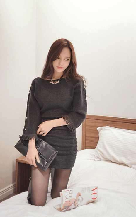 灰色修身裙黑丝袜高筒靴, 性感撩人搭配, 展现女性妙曼身姿