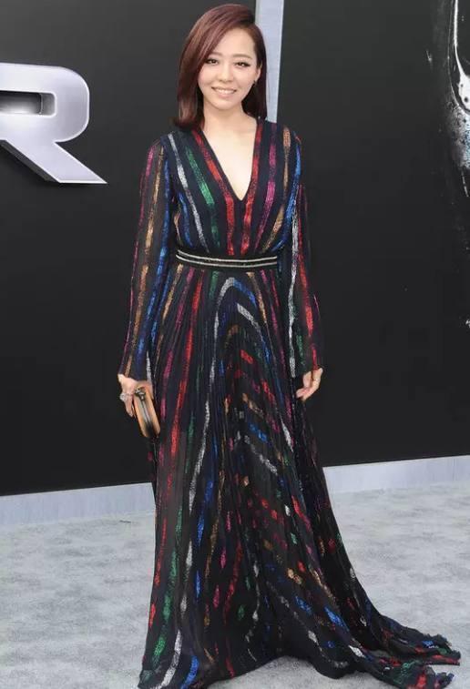 张靓颖真大胆! 穿开胸裙露到让人尴尬, 网友: 还能开再大点