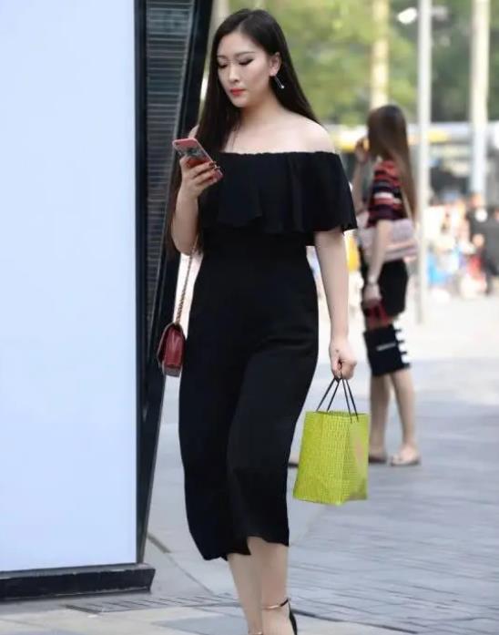  [美女]街拍皮肤白皙的美女，一条黑色的一字肩连衣裙，魅力女神气质范
