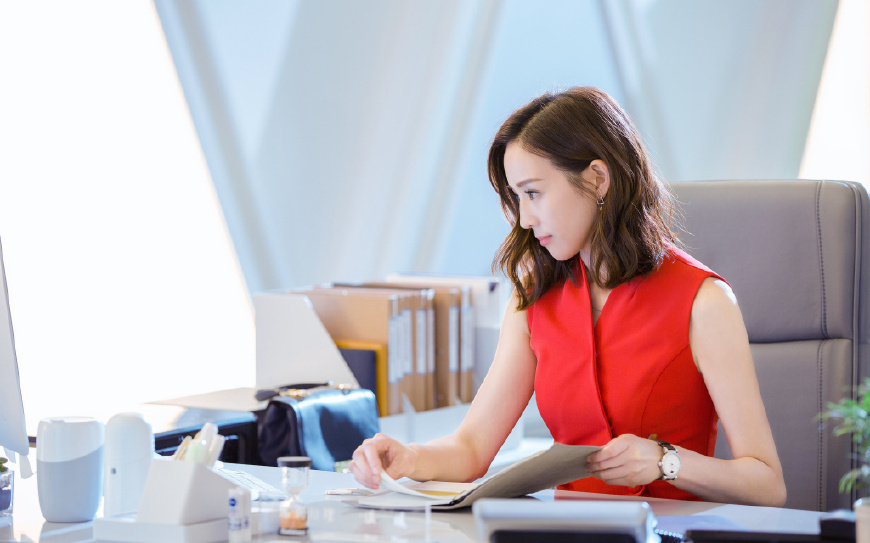 36岁张钧甯身着一袭深V长裙亮相，精致又有女人味