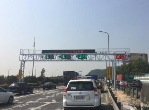 中国第一条装红绿灯的高速，本想缓解堵车却更堵了，车主强颜欢笑