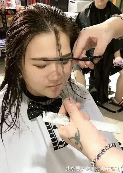 美女去剪头发却遭造型师骗,理发师帮美女吹完发型,她彻底懵了