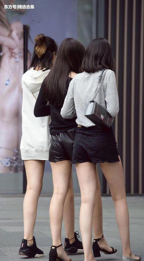 街拍美女：三个姑娘六双美腿，牙签腿，萝卜腿，火腿，你们选一个
