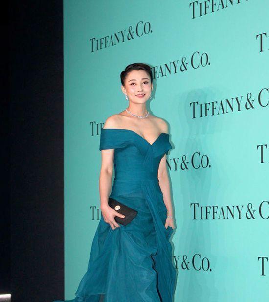 殷桃穿白裙,气质堪比高圆圆!网友:这身材,高圆圆没法比!