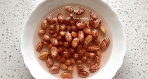  「吃腻」豆浆油条吃腻了，不如换换新的口味，花生酱豆味浓厚还对身体还好