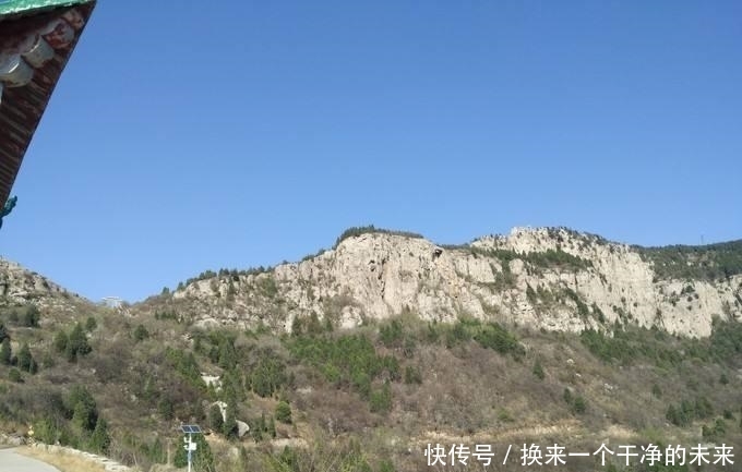 跟泰山平起平坐的山，空中看就像刀片一样，一般人真不敢爬上去