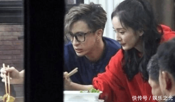 杨幂吃火锅被亲戚偷拍, 粉丝发现视频中的不对劲后, 要求删除!