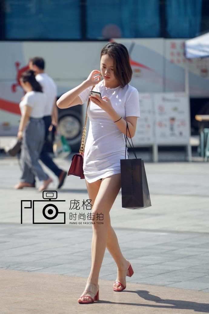 街拍:图四美女紧身短裙太抢风头,让人怦然心动的诱惑,无法抗拒
