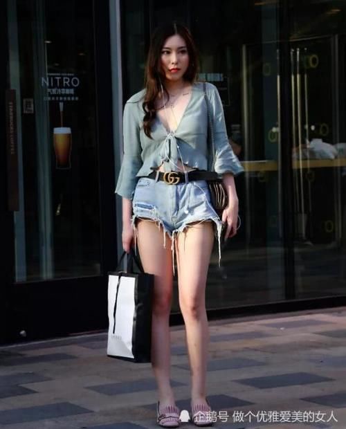  【女生】时尚的女生喜欢个性的穿搭，瞧这位小姐姐大V领上衣搭配热裤，真心觉得好看