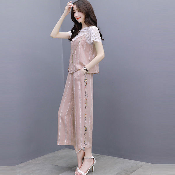 不够一米6的媳妇，出门从不穿牛仔裤，她穿小个子套装，显嫩显高