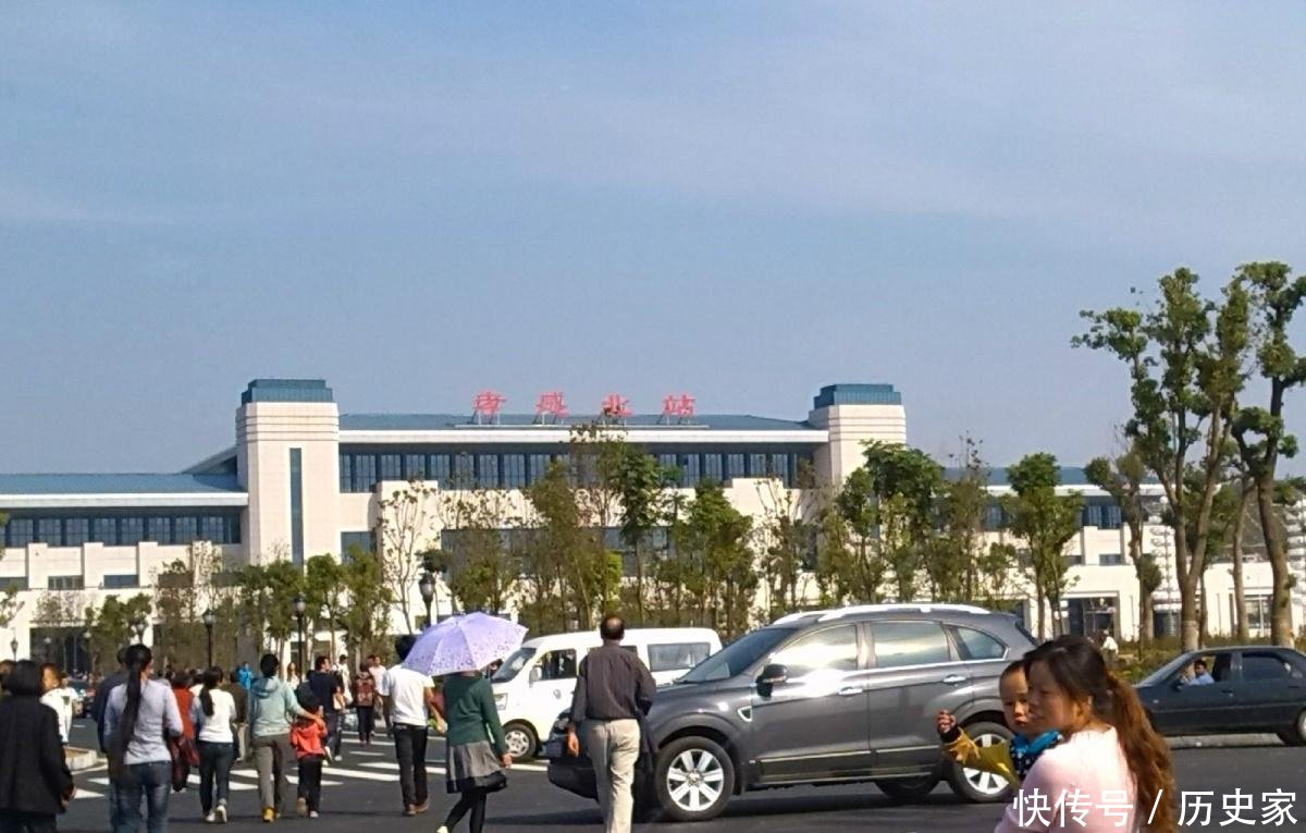 湖北一个设计很不合理的高铁站，离市区100公里，每天百余人乘坐