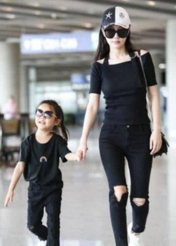 李小璐真会穿，穿破洞牛仔裤嫩回20岁，网友：越看越养眼