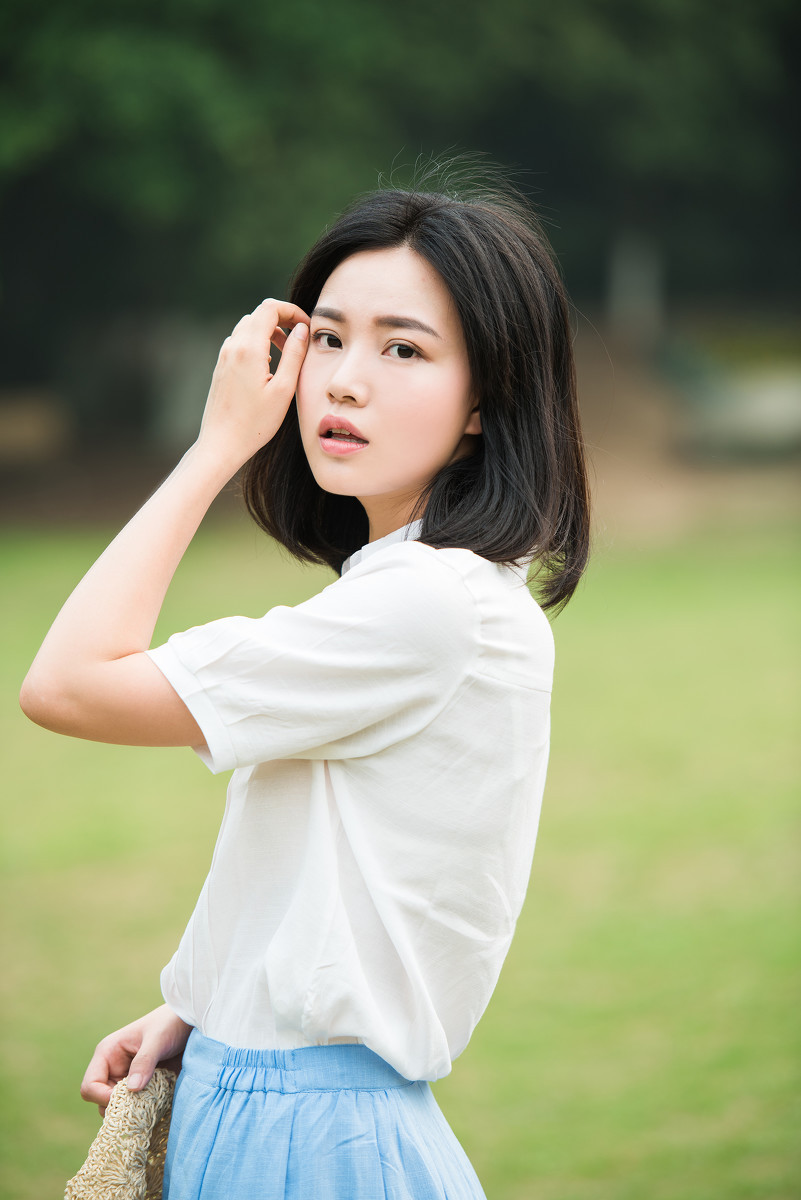 穿白衬衫的短发素颜大眼女孩写真