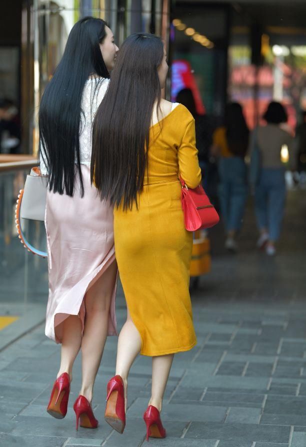 街拍:深V两姐妹，各有千秋不分上下!