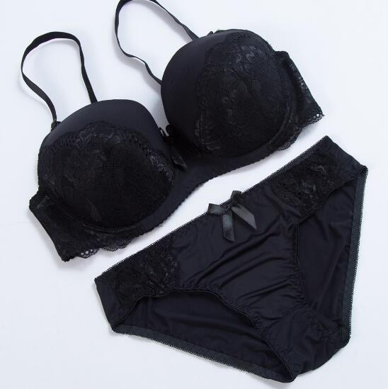 店铺上新一种，女士三角裤，精巧细致