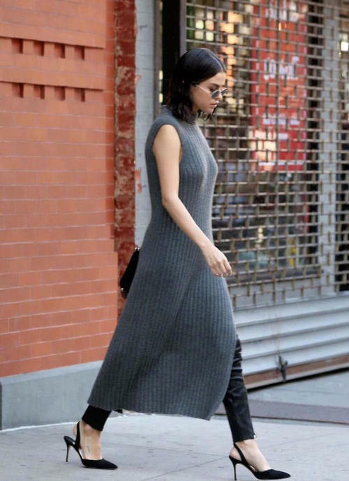 赛琳娜丰满的大腿将短裤撑的好性感，网友：看一眼就忘不掉