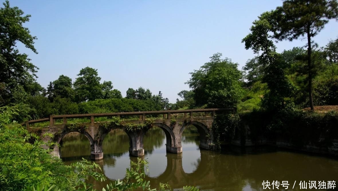 四川的云顶寨以名臣崖、云顶古寨、云顶鬼市闻名于世