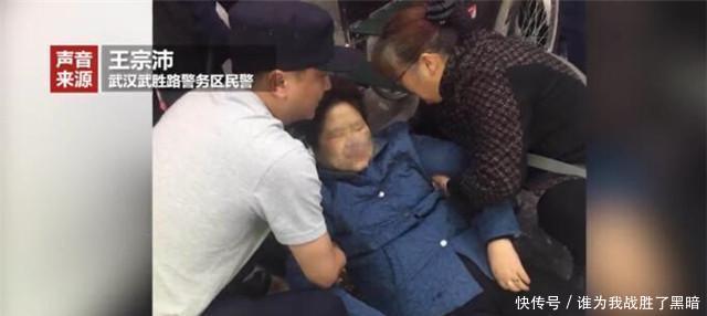 『短袖』武汉7旬老太晕倒, 警察脱警服为大妈垫地, 自己仅穿短袖！