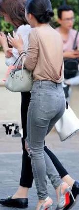 牛仔裤那独特的面料和设计，让你穿上了年轻又自信