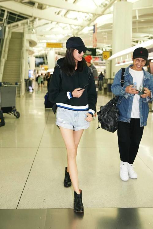 张钧甯终于穿短裤，还非要向上卷起两三层，网友：这腿可以出道了