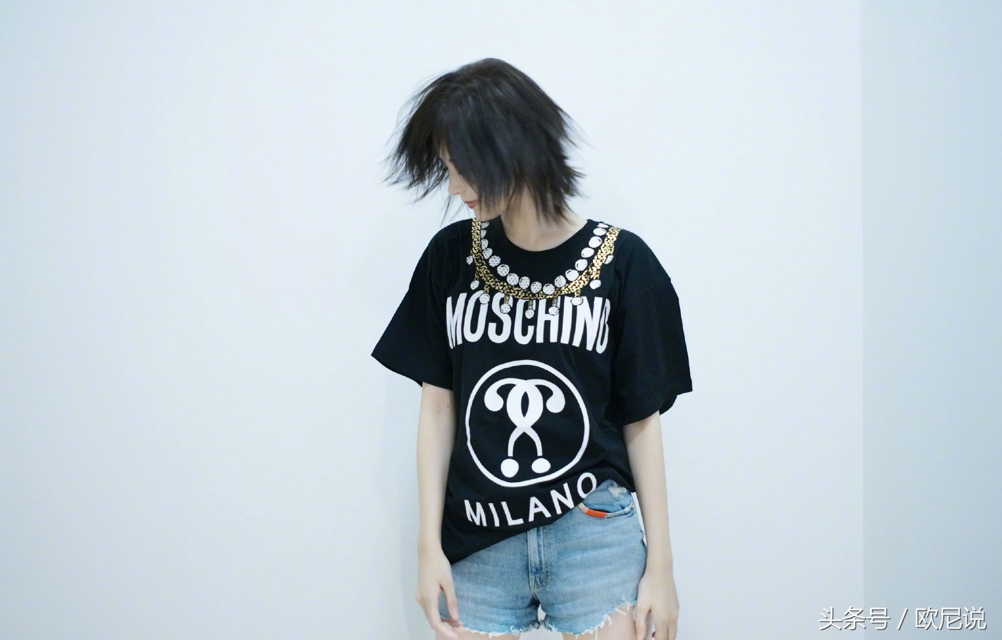 古力娜扎腿长到出框，网友:一米开外才能把这腿全拍下来!