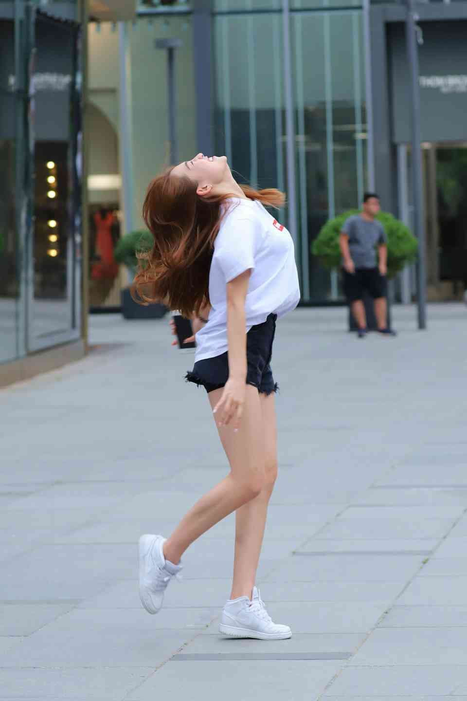 街拍，走在时尚的大街上，街头到处都是会穿搭的小仙女!