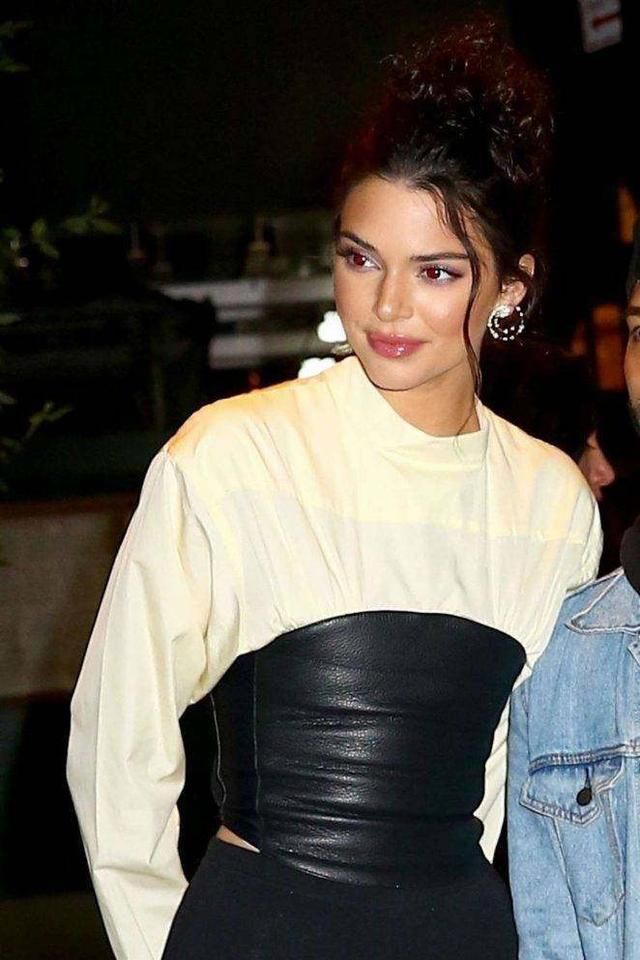 肯达尔詹娜四角裤搭配亮色长袖衫，更显气质，很有女人味