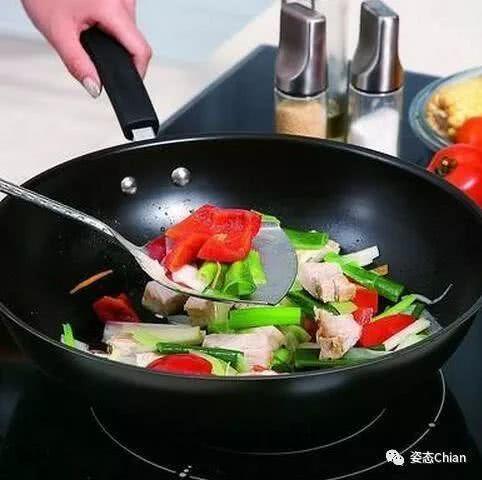 炒菜时，千万要不得的坏习惯，严重可致癌