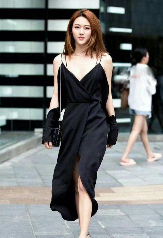  「搭配」街拍：小美女身姿姣好，搭配时尚靓丽，曲线玲珑